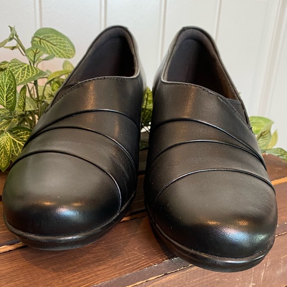 Like New! Clarks Soft Memory Foam Heel Collection - Picture 2 of 9